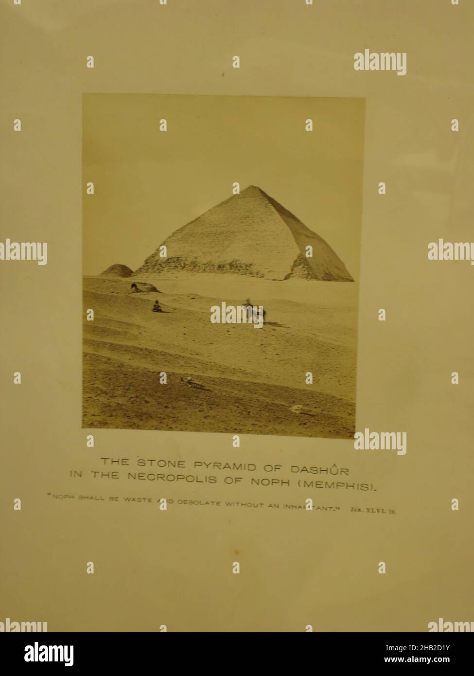 La Pyramide de Pierre de Dashur dans la nécropole de Noph, Frank Mason Good, anglais, 1839-1911, photographie en argent d'albumine,19th Century, image/feuille: 3 15/16 x 3 1/4 po., 10 x 8,3 cm, 19th Century, 4th Dynasty, albumine Silver Photograph, Architecture,Noir et blanc, Dashur, Égypte, Frank Mason Good, calcaire,Nécropole, ancien Royaume, Pyramide, Royal, Sneferu,Tombe Banque D'Images
