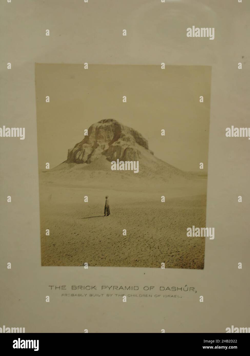 The Brick Pyramid of Dashur, Frank Mason Good, anglais, 1839-1911, photographie en argent,19th Century, image/feuille: 3 7/8 x 3 1/8 po., 9,9 x 8 cm, 12th Dynasty, 19th Century, albumine Silver Photograph, Amenemhet III,Architecture, Noir et blanc, Dashur, Egypte, Frank Mason Good,Calcaire, brique de boue, nécropole, imprimé, pyramide,Royal, ruine, tombe Banque D'Images