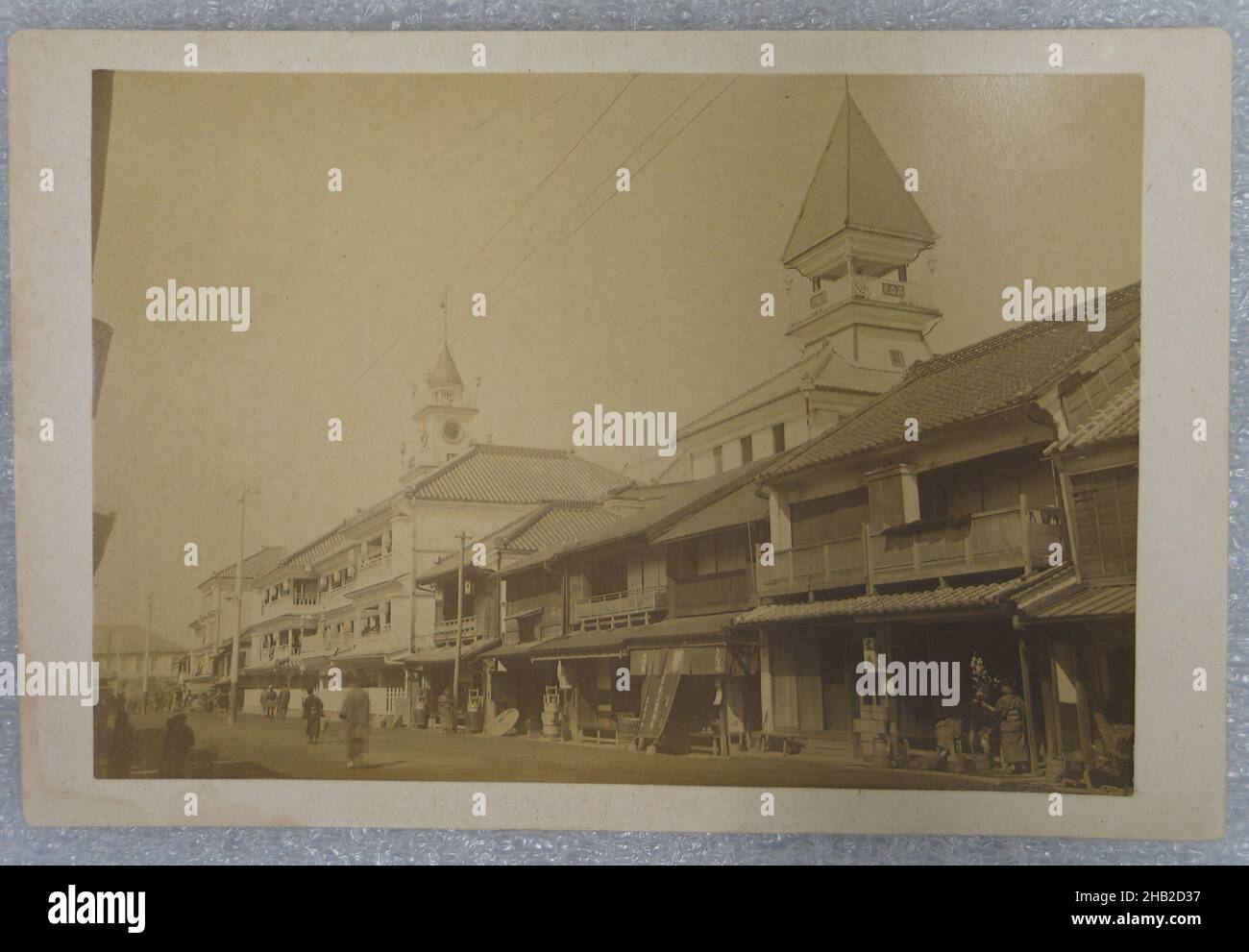 Vue du Japon, photographie argentée d'albumine montée sur carton, Japon, fin 19th-début 20th siècle, avec montage: 4 5/16 x 6 3/8 po, 10,9 x 16,2 cm Banque D'Images