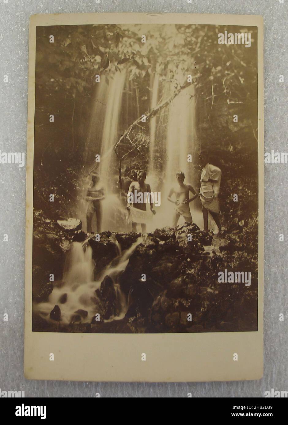 Vue du Japon, photographie argentée d'albumine montée sur carton, Japon, fin 19th-début 20th siècle, avec montage: 6 7/16 x 4 1/8 po, 16,3 x 10,5 cm Banque D'Images