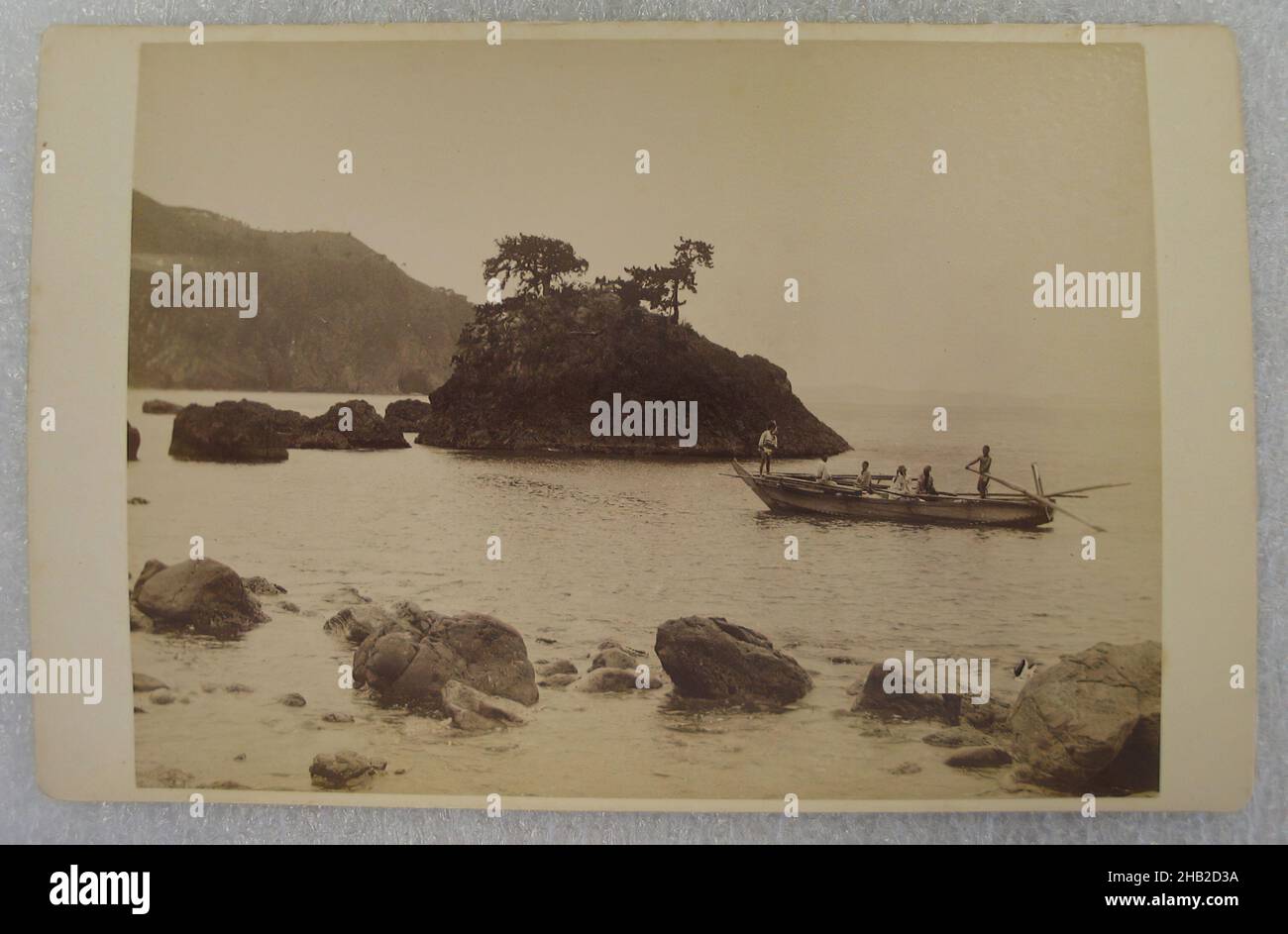 Vue du Japon, photographie argentée d'albumine montée sur carton, Japon, fin 19th-début 20th siècle, avec montage: 4 3/16 x 6 7/16 po, 10,6 x 16,3 cm Banque D'Images