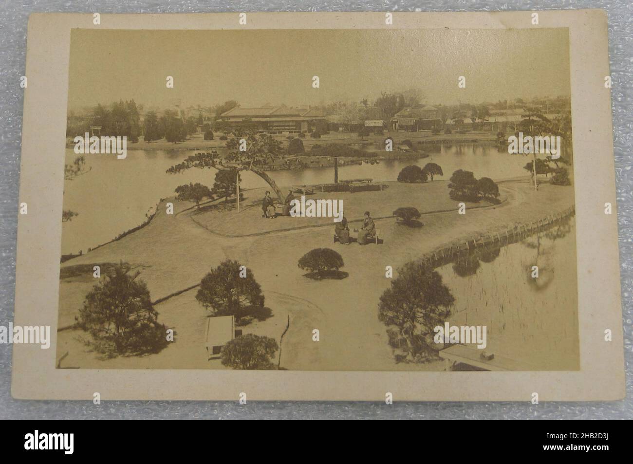 Vue du Japon, photographie argentée d'albumine montée sur carton, Japon, fin 19th-début 20th siècle, avec montage: 4 1/4 x 6 7/16 po, 10,8 x 16,3 cm Banque D'Images