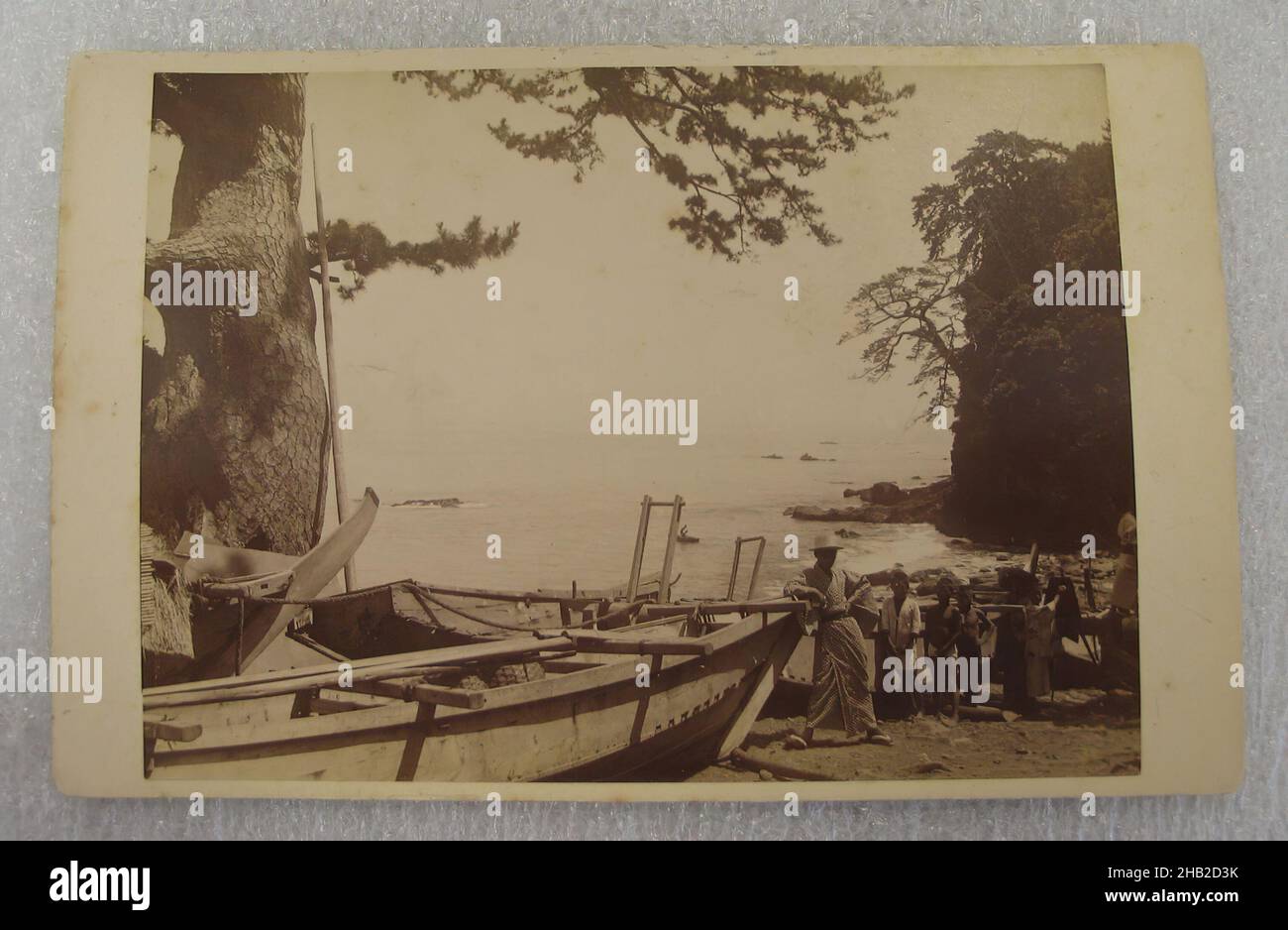 Vue du Japon, photographie argentée d'albumine montée sur carton, Japon, fin 19th-début 20th siècle, avec montage: 4 3/16 x 6 7/16 po, 10,6 x 16,4 cm Banque D'Images