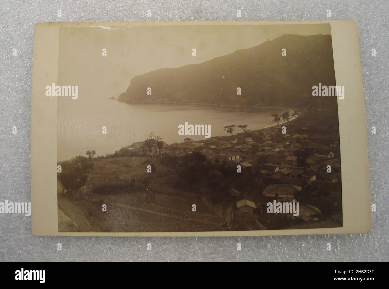 Vue du Japon, photographie argentée d'albumine montée sur carton, Japon, fin 19th-début 20th siècle, avec montage: 4 3/16 x 6 7/16 po, 10,6 x 16,3 cm Banque D'Images
