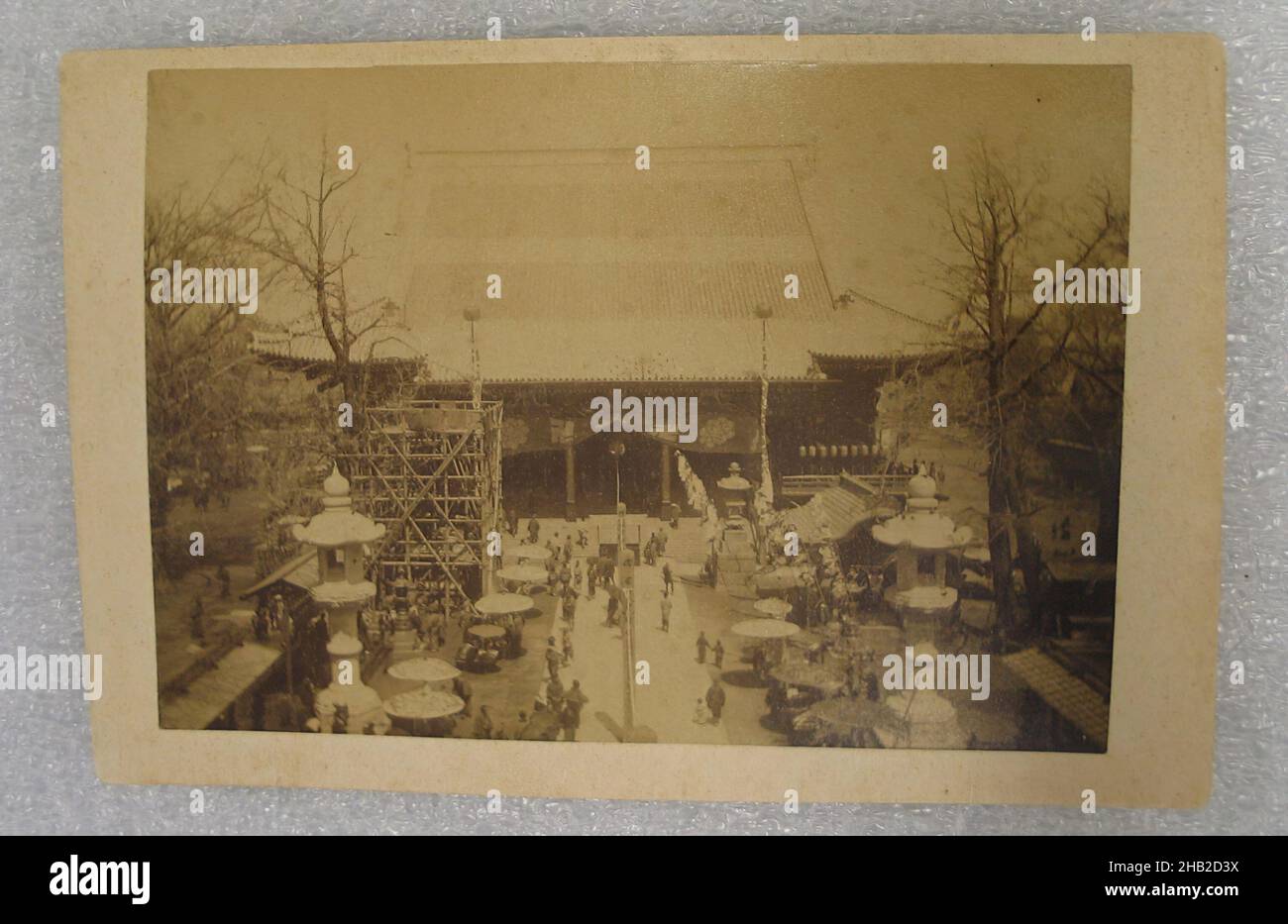 Vue du Japon, photographie argentée d'albumine montée sur carton, Japon, fin 19th-début 20th siècle, avec montage: 4 1/4 x 6 3/8 po, 10,8 x 16,2 cm Banque D'Images