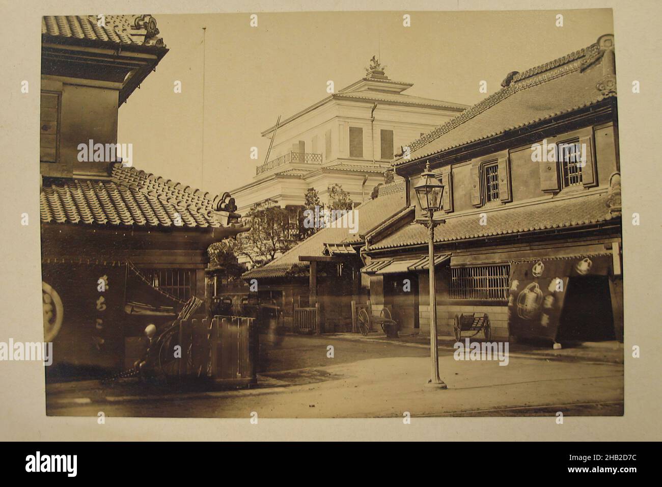 Vue du Japon, photographie argentée d'albumine montée sur carton, Japon, fin 19th-début 20th siècle, avec montage: 4 1/4 x 6 7/16 po, 10,8 x 16,3 cm Banque D'Images
