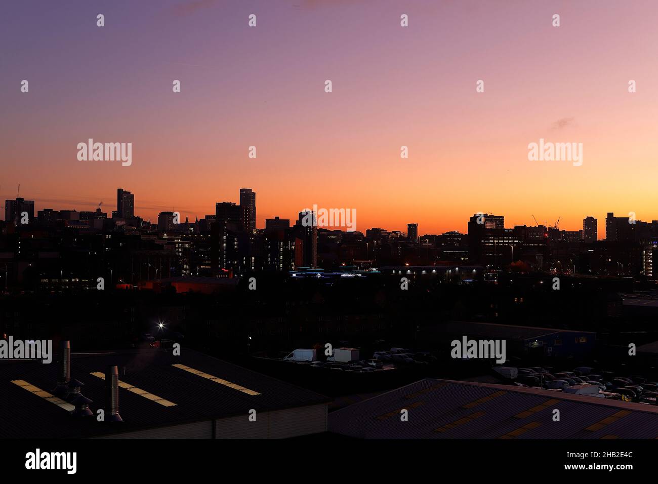 Vue sur le centre-ville de Leeds au lever du soleil depuis une plate-forme de travail mobile surélevée Banque D'Images