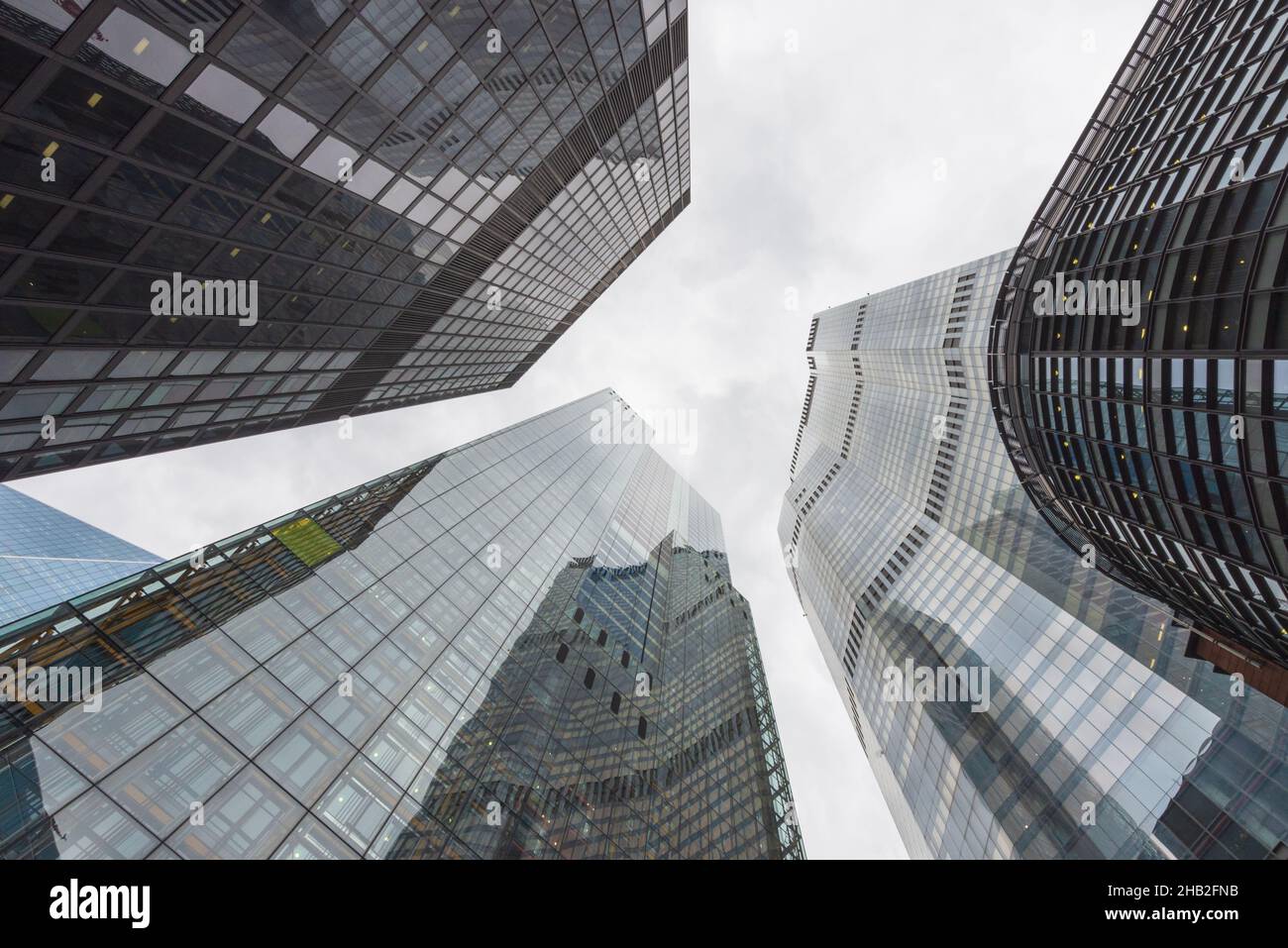 Vue depuis Undershaft entre St Helens (gratte-ciel), Twenty Two et d'autres bâtiments modernes à façade en verre. Bishopsgate, Londres, Angleterre, Royaume-Uni Banque D'Images