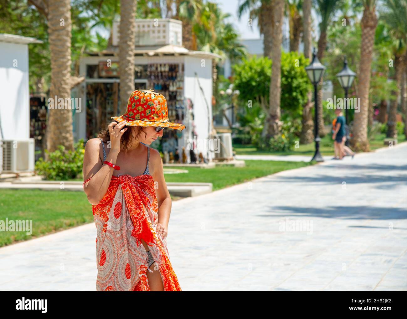 Belle femme de 40 ans posant en voyage en Egypte Hurgada sur la plage. Concept pour les voyages Banque D'Images