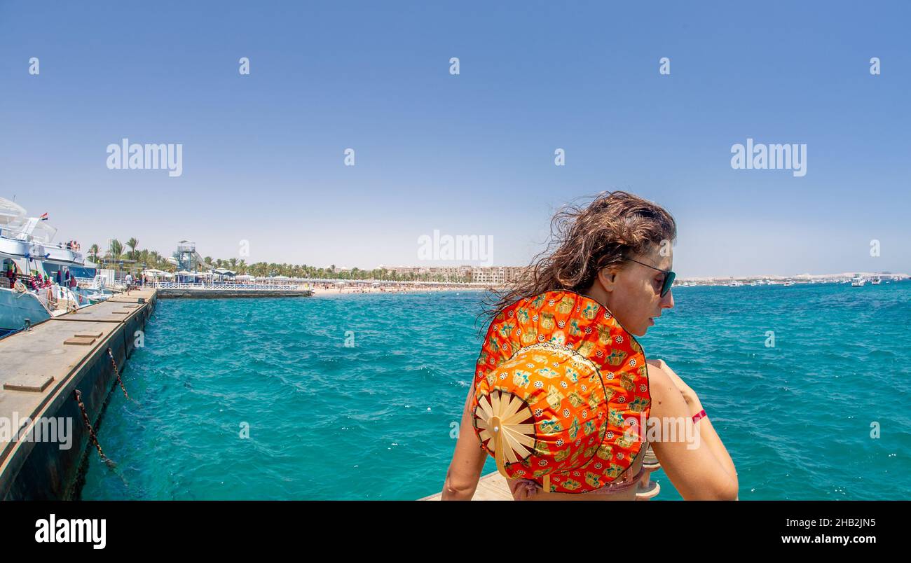Belle femme de 40 ans posant en voyage en Egypte Hurgada sur la plage. Concept pour les voyages Banque D'Images
