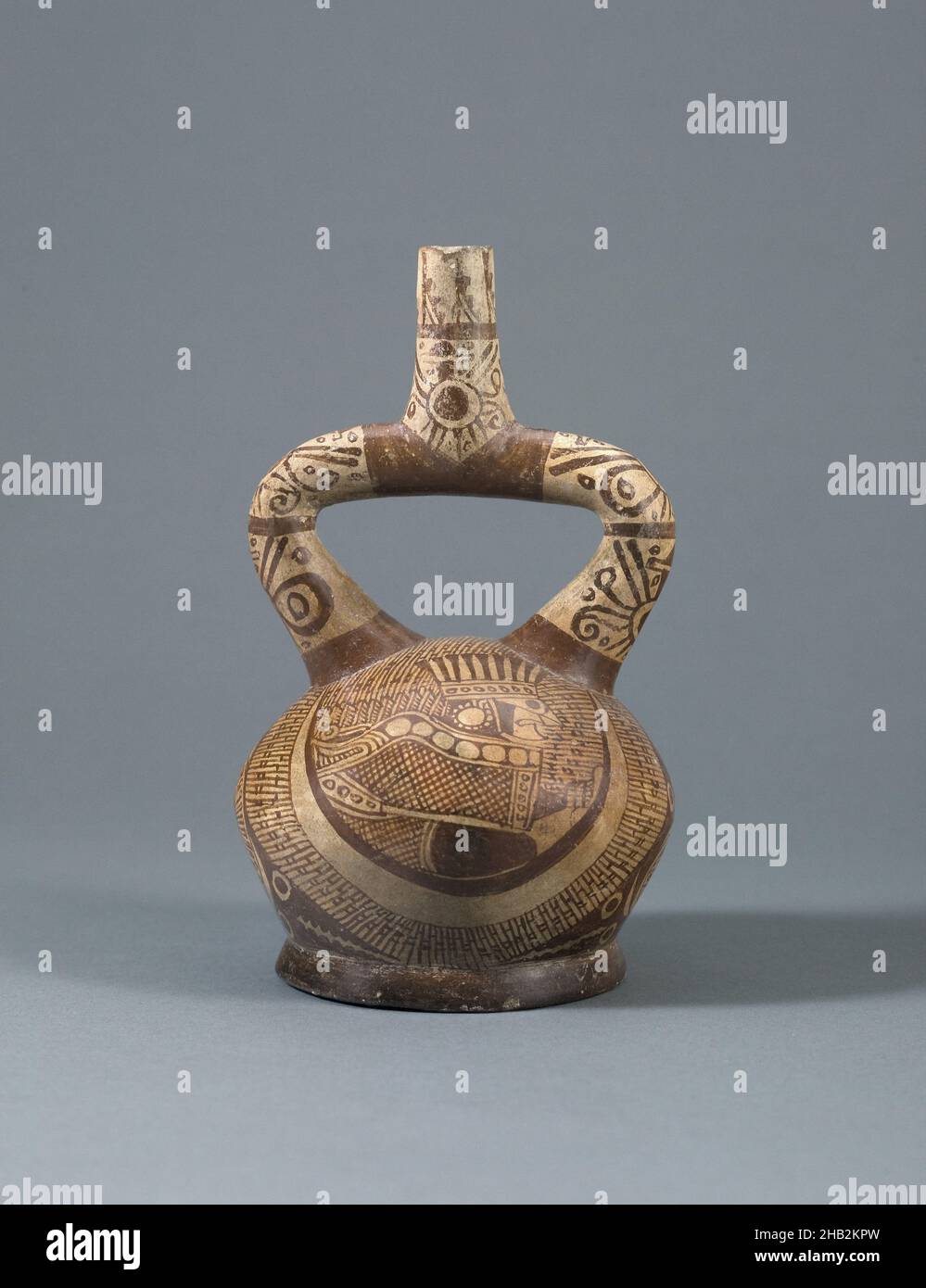 Bec à étrier avec motifs peints, Moche, horizon moyen, c.c.-1000, c.164-800,Céramique avec pigment, faite à Chepen, la Libertad département, Perú, Amérique du Sud,Site de San José de Moro, céramique, conteneurs, 8 1/2 x 5 x 5 po.(21,6 x 12,7 x 12,7 cm Banque D'Images Bec à étrier avec motifs peints, Moche, horizon moyen, c.c.-1000, c.164-800,Céramique avec pigment, faite à Chepen, la Libertad département, Perú, Amérique du Sud,Site de San José de Moro, céramique, conteneurs, 8 1/2 x 5 x 5 po.(21,6 x 12,7 x 12,7 cm Banque D'Images