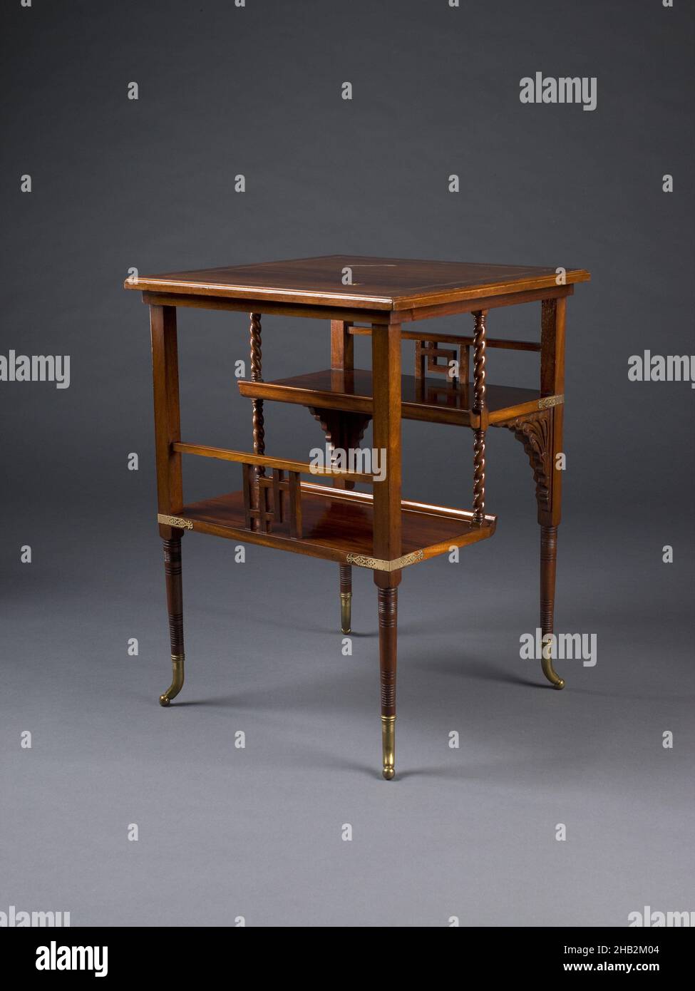 Table occasionnelle, A. et H. Lejambre, Philadelphie, Pennsylvanie, 1865–1907, c.1880,Acajou avec laiton incrusté, cuivre et nacre, et quincaillerie en laiton, fabriqué à Philadelphie, Pennsylvanie,États-Unis, Amérique du Nord et Amérique centrale, mobilier, 27 x 20 x 20 po.(68,6 x 50,8 x 50,8 cm Banque D'Images