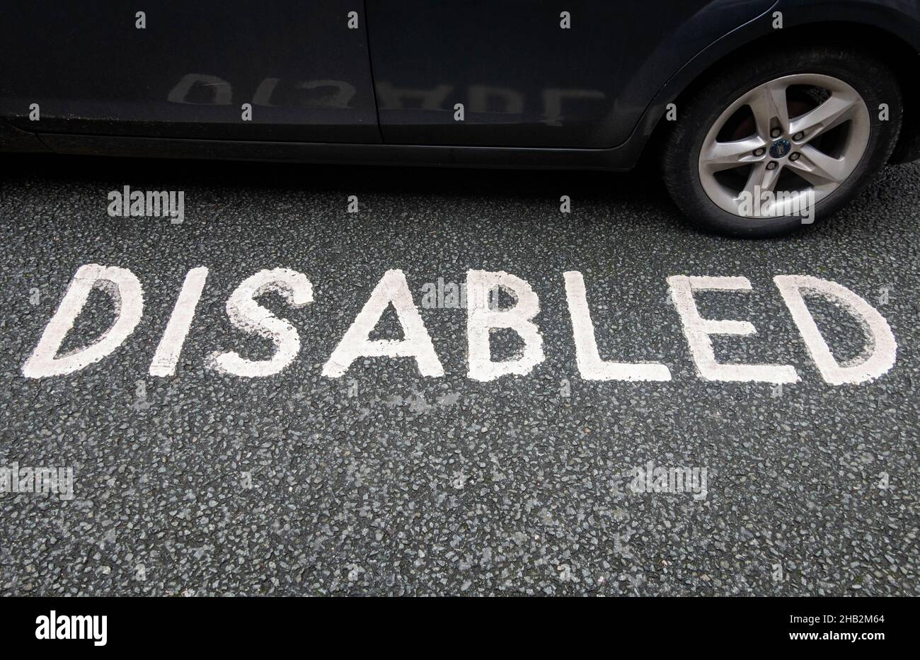 Une place de parking réservée aux personnes à mobilité réduite Banque D'Images