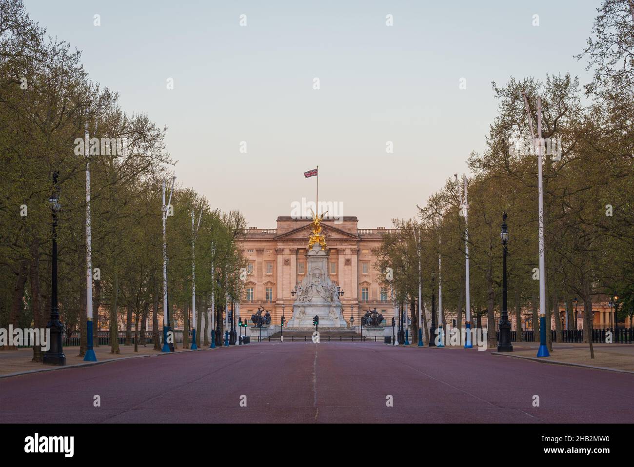 Vue sur le Mall en direction de Buckingham Palace, Londres, Angleterre, Royaume-Uni, en avril 2021, sans circulation ni personnes sur la photo Banque D'Images