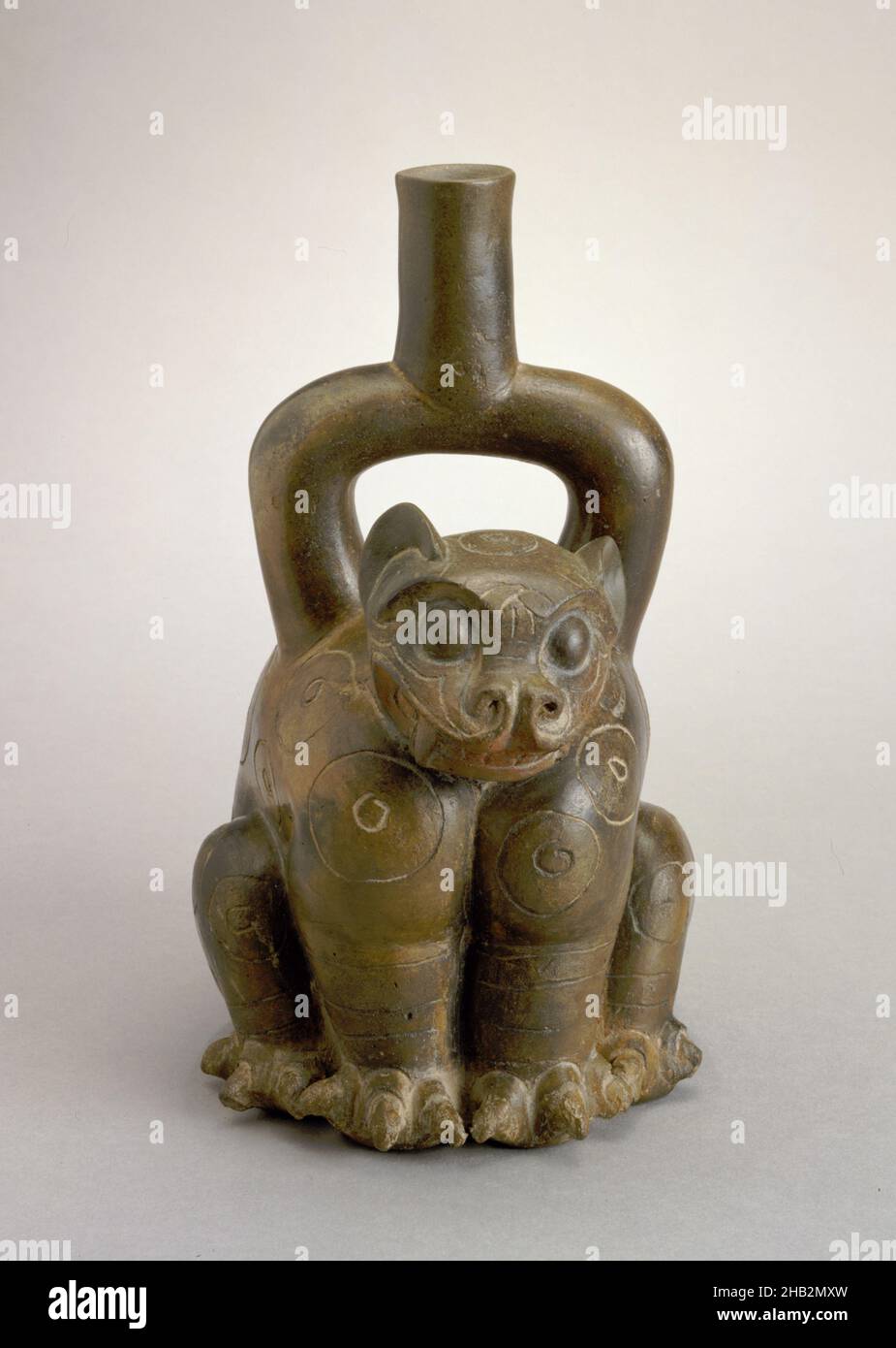 Agitateur à bec sous forme de félin, Cupisnie, Early Horizon, c.c.-200 C.-B., c. 700-400 C.-B.,Céramique avec pigment, fabriqué en Perú, Amérique du Sud, céramique, récipients,9 1/16 x 5 5/16 x 6 1/2 po(23 x 13,5 x 16,5 cm Banque D'Images Agitateur à bec sous forme de félin, Cupisnie, Early Horizon, c.c.-200 C.-B., c. 700-400 C.-B.,Céramique avec pigment, fabriqué en Perú, Amérique du Sud, céramique, récipients,9 1/16 x 5 5/16 x 6 1/2 po(23 x 13,5 x 16,5 cm Banque D'Images