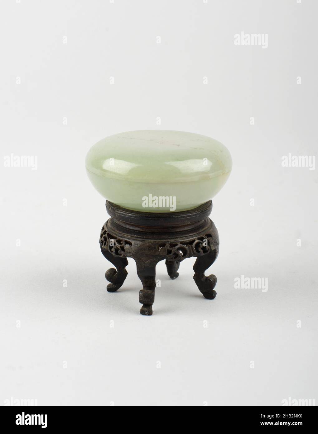 Boîte couverte pour pâte de phoque, chinoise, dynastie Qing, 1644–1911, période Qianlong ou ultérieure, 1736–1795, 18th–19th Century, Jade (jadeite), fabriqué en Chine,Asie, conteneurs, jades, 3/4 po x 2 po(1,9 x 5,1 cm Banque D'Images