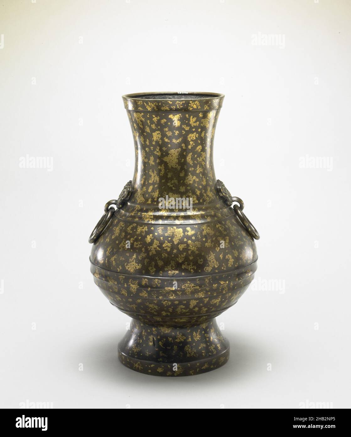 Vase en forme de bateau à vin archaïque avec poignées en anneau, chinois, dynastie Qing, 1644–1911, période Kangxi,1662–1722, à la période Qianlong, 1736–1795, 18th siècle, Bronze avec dorure,Chine, Asie, conteneurs, travail des métaux, 21 3/4 x 12 po.(55,2 x 30,5 cm Banque D'Images