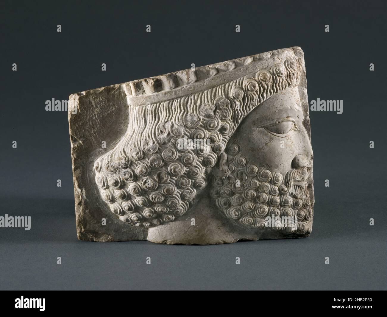 Fragment de relief avec tête de soldat, avec Xerxes II, régné 485–465 av. J.-C., achaéménide persan, 550–331 av. J.-C.,5th Century BC, calcaire, proche-Orient (Moyen-Orient), Takht-e Jamshid, province de Fars, Iran, Asie,Sculpture, pierre et minéral, poids : 2 lb.9,7 oz, 3 9/16 x 4 3/8 po(1,2 kg, 9,1 x 11,1 cm Banque D'Images