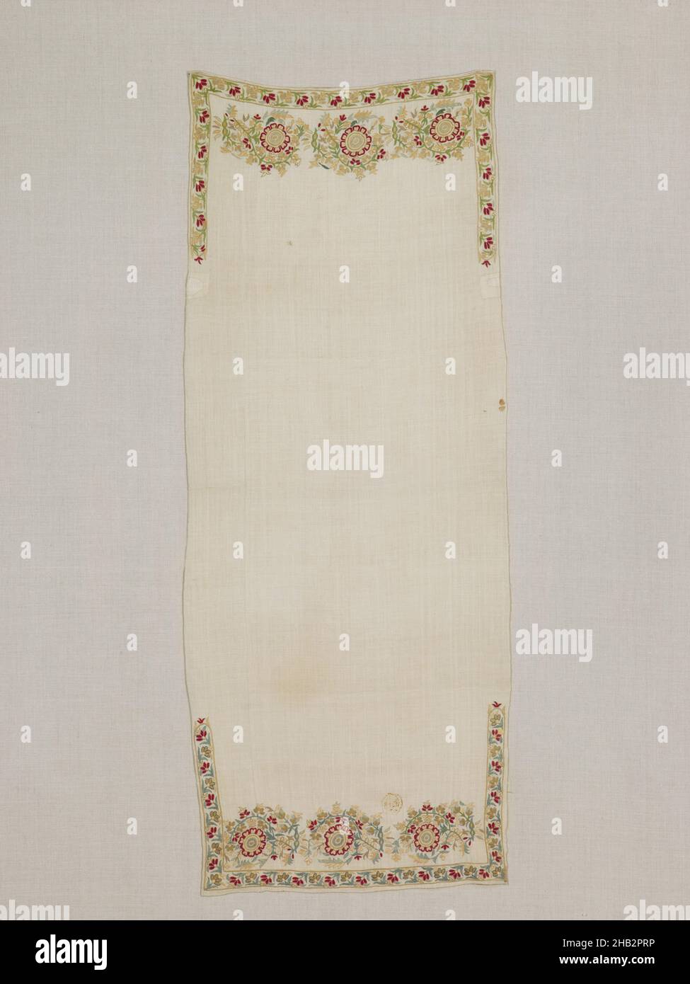 Serviette de table, turque, époque ottomane, 1281–1924, 19th siècle,Broderie de soie sur lin, en Turquie, en Asie, en Asie, en couvertures et tentures,textiles, 47 1/4 x 18 7/8 po(120 x 48 cm Banque D'Images