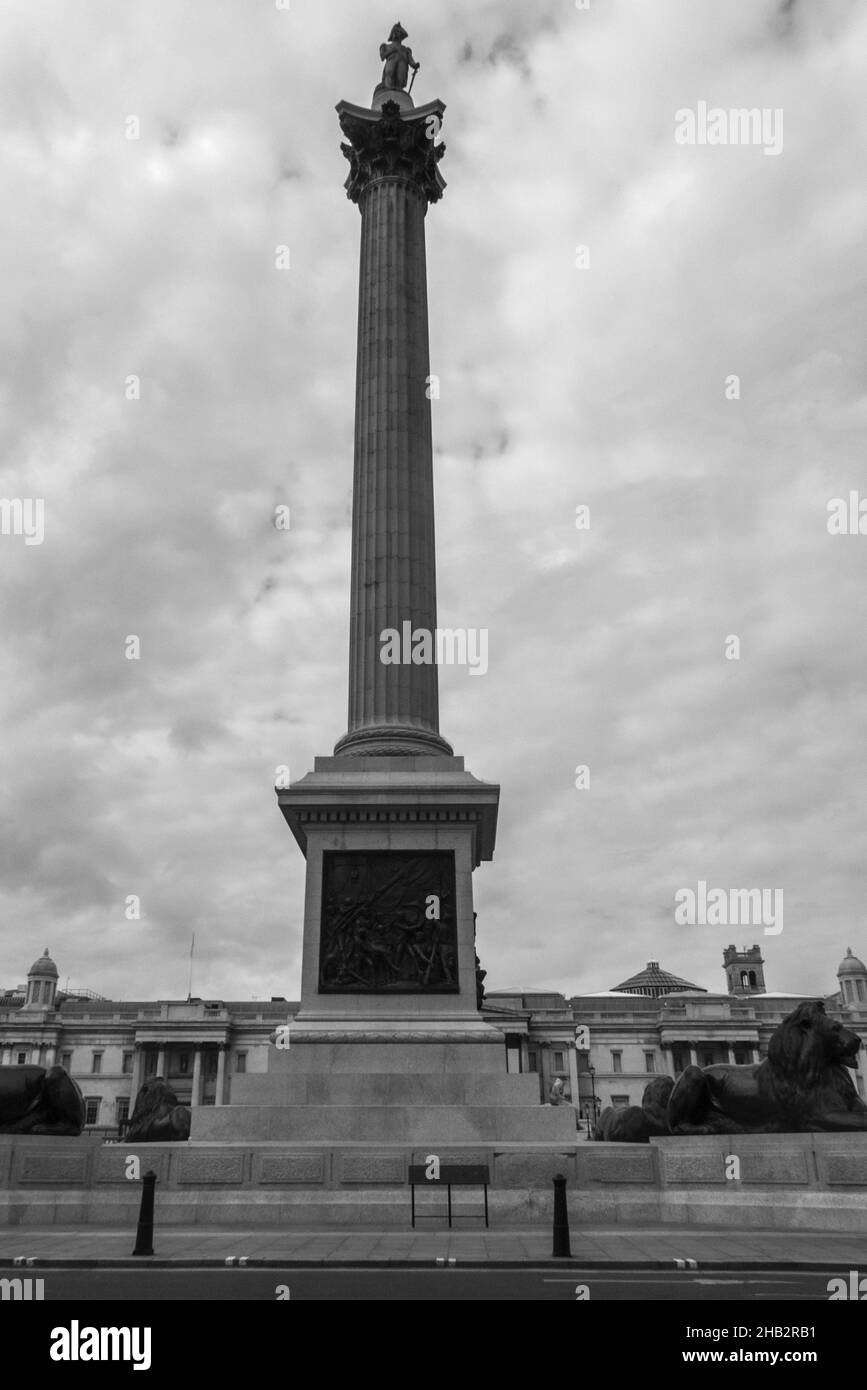 Vue infrarouge de la colonne de Nelsons à Trafalgar Square prise de Whitehall en avril 2021 avec la Galerie nationale en arrière-plan Banque D'Images