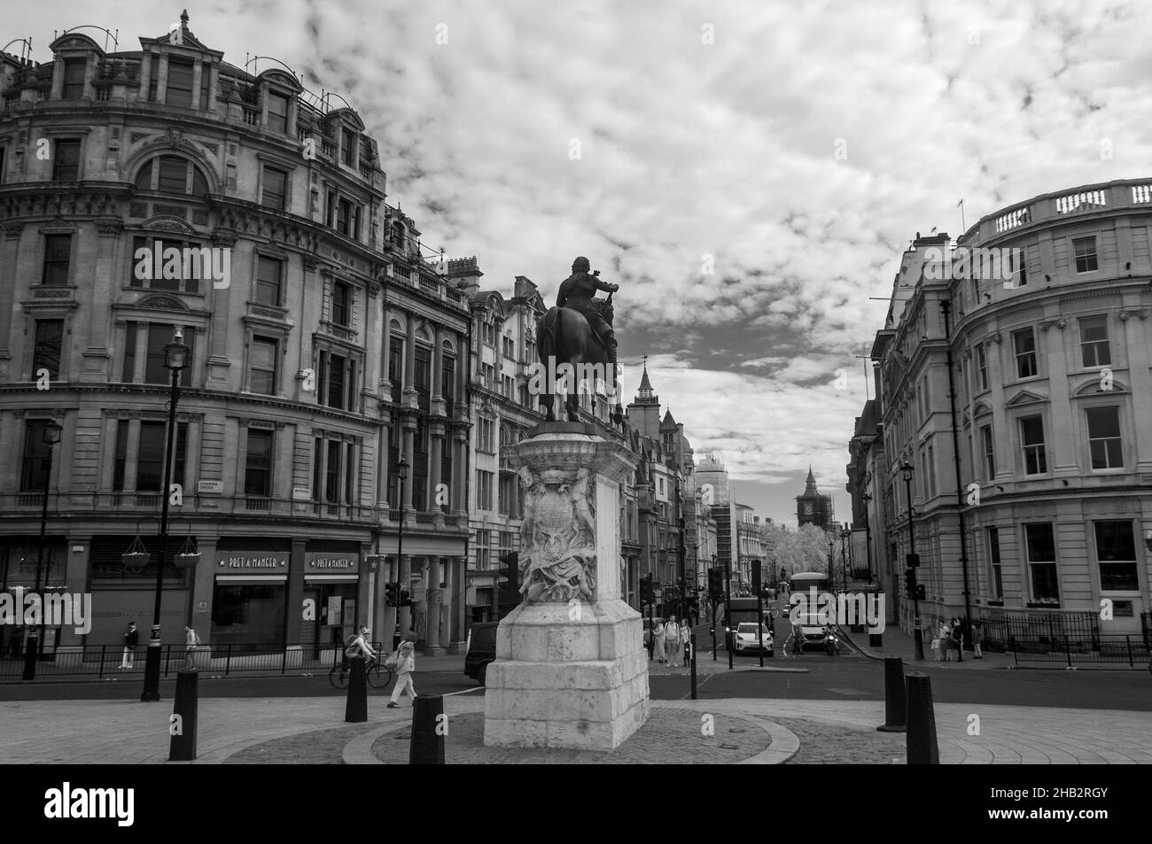 Vue infrarouge prise de Trafalgar Square en descendant Whitehall vers les chambres du Parlement en avril 2021 Banque D'Images