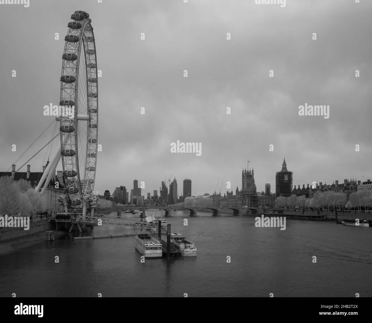 Vue infrarouge le long de la Tamise depuis le pont de Westminster en direction du London Eye et des maisons de Westminster en avril 2021 Banque D'Images