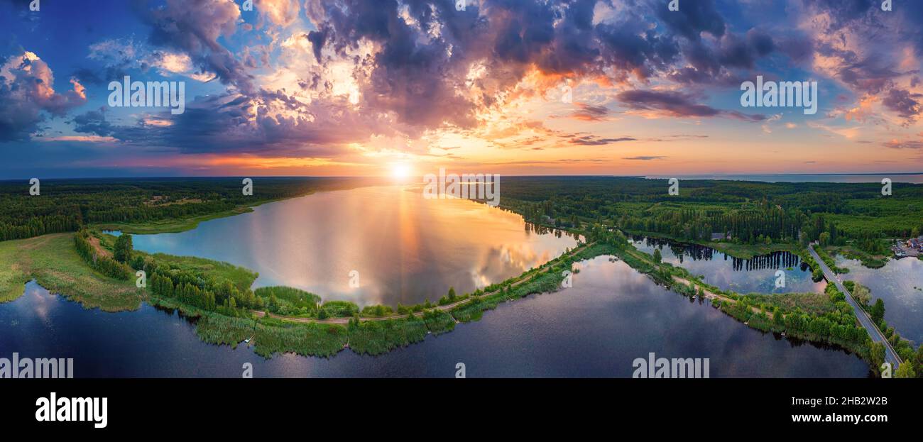 Coucher du soleil d'été en milieu rural Banque D'Images