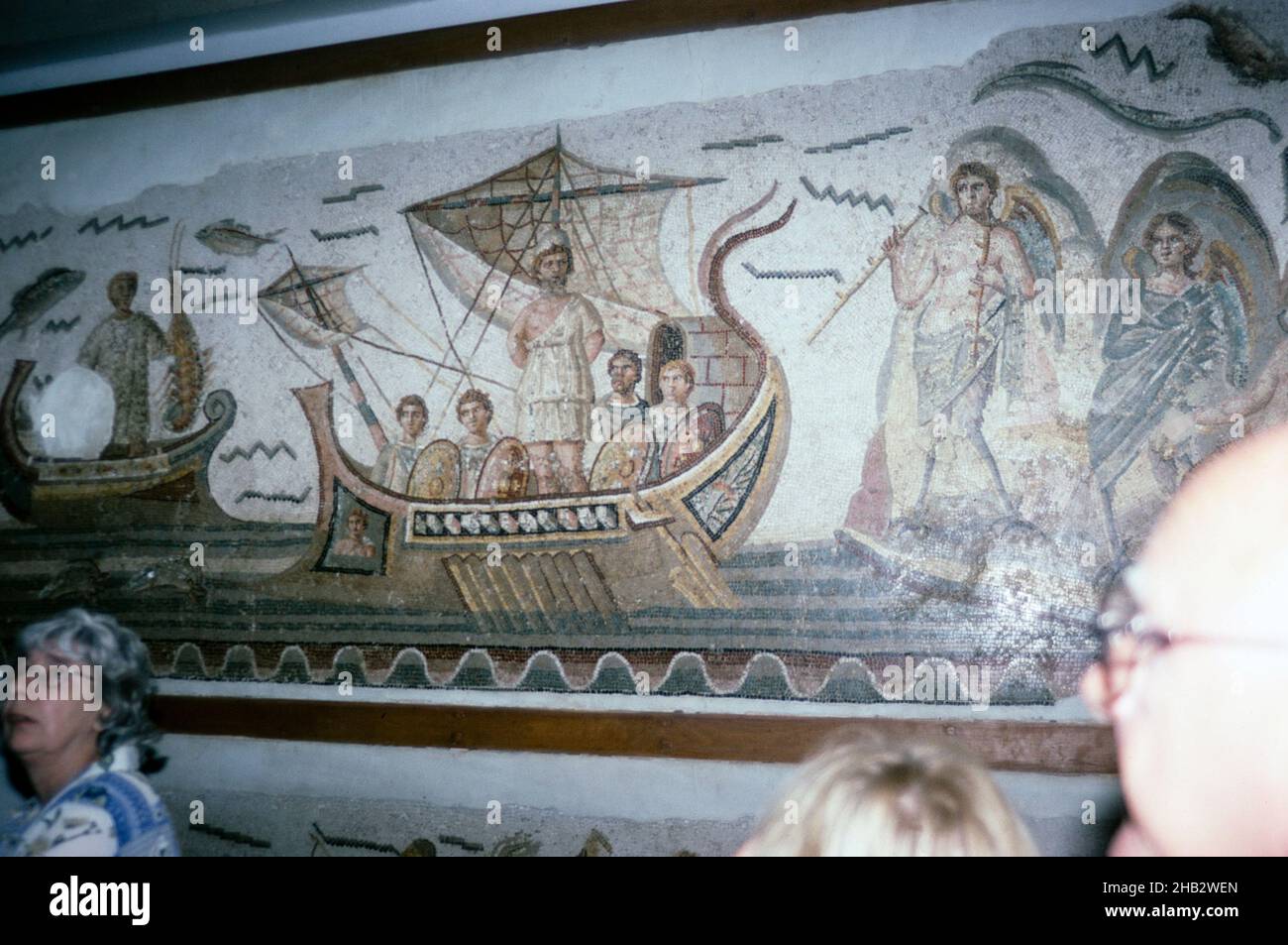 Musée national de Bardo, Tunis, Tunisie en 1998 - visite d'un groupe de personnes qui regardent les mosaïques romaines, les Ulysses en bateau et les sirènes Banque D'Images