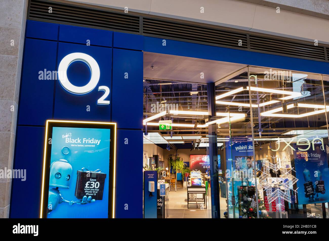 Édimbourg, Écosse - 21 novembre 2021 : le panneau pour le magasin O2 à Édimbourg. Banque D'Images