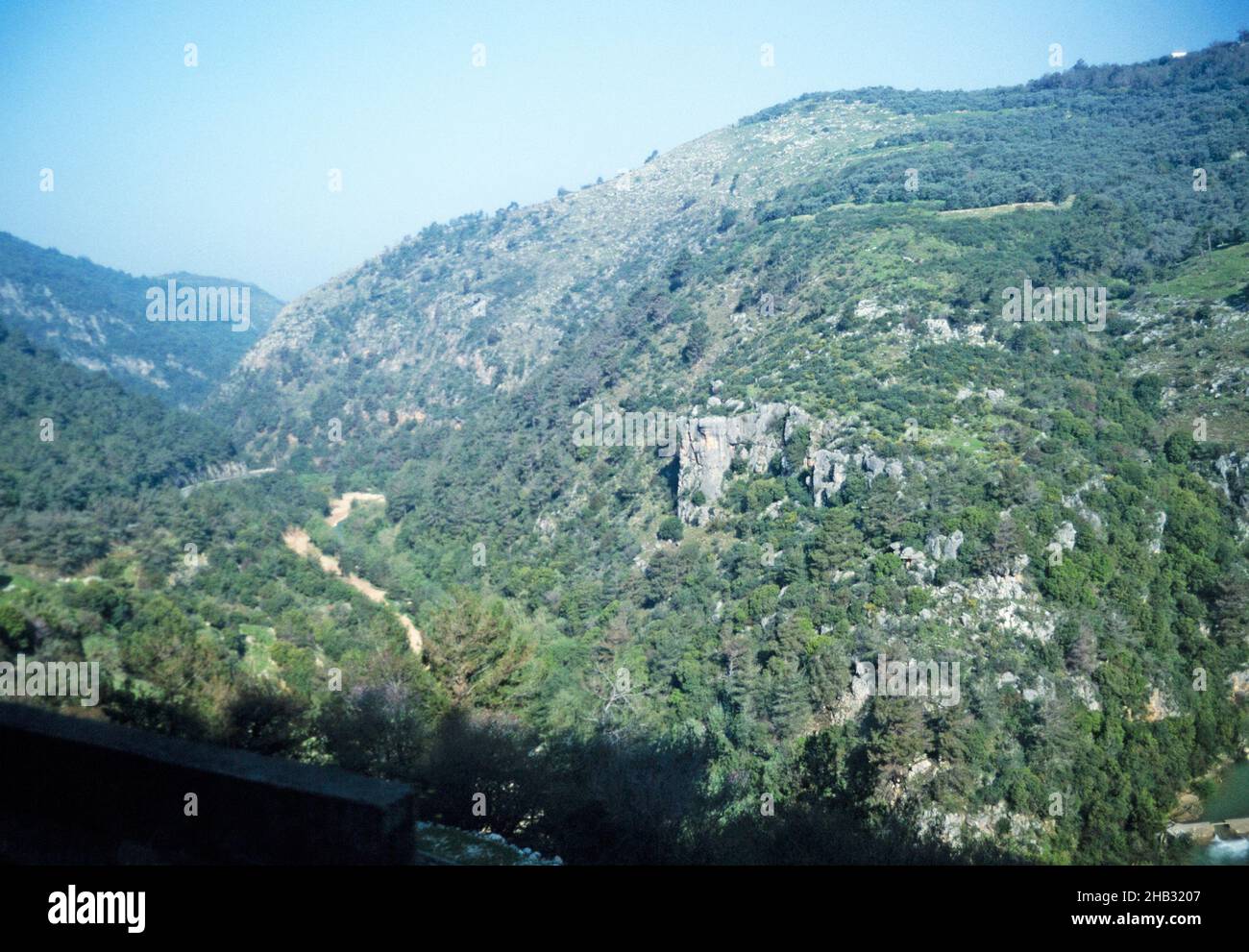 Campagne montagneuse comme la route s'élève à Beiteddine, Chouf, Liban 1998 Banque D'Images