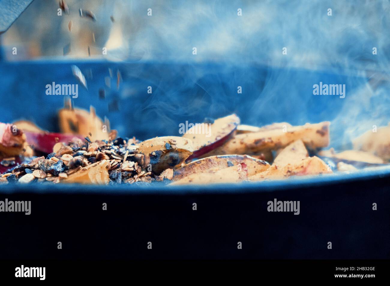 Cuisine extérieure dans une poêle à frire en fonte au feu Banque D'Images