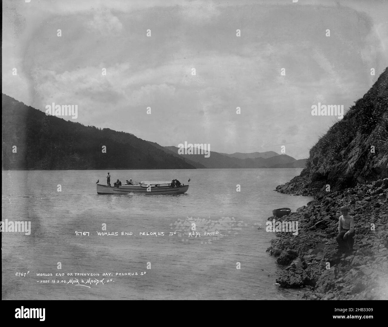 Worlds End ou Tennyson Bay, Pelorus Sound, studio Muir & Moodie, studio de photographie, Nouvelle-Zélande, photographie en noir et blanc, Boat est marqué Mahau Dunedin Banque D'Images