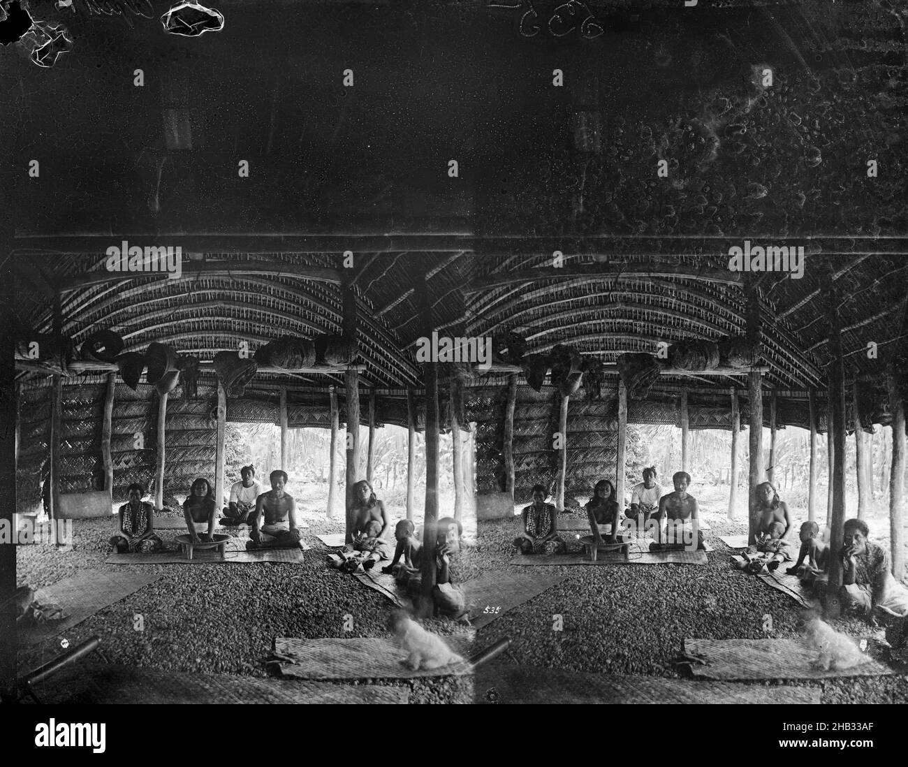 [Village près d'Apia, intérieur, Kava Making, Samoa], Burton Brothers studio,Studio de photographie, Dunedin, photographie noir et blanc, faire du kava Banque D'Images