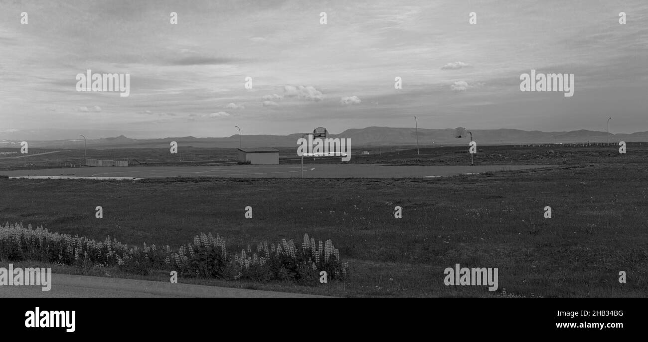 Terrain de basket-ball abandonné en Islande et près de l'aéroport de Keflavík.Autrefois, il s'agit d'une base militaire américaine. Banque D'Images