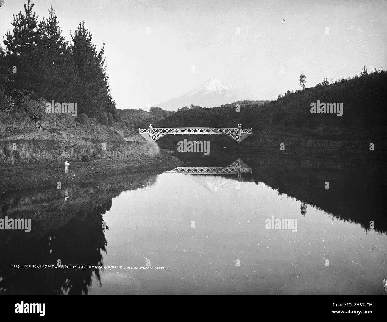 Mont Egmont, de Recreation Ground, New Plymouth, Burton Brothers studio, studio de photographie,Nouvelle-Zélande, processus de plaque sèche en gélatine Banque D'Images