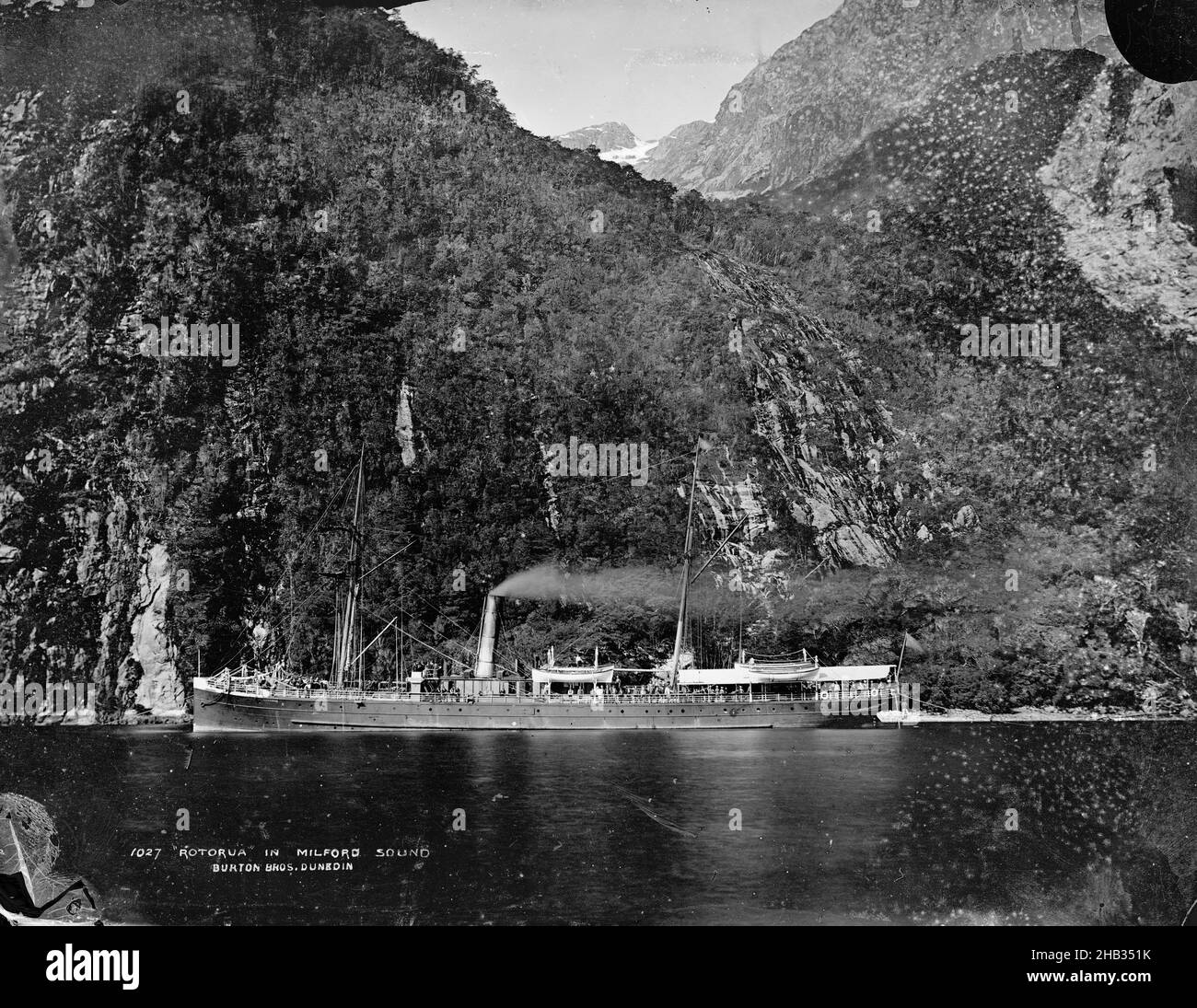 Rotorua à Milford Sound, studio Burton Brothers, studio de photographie, 1879, Dunedin,Photographie en noir et blanc, Boat est le Rotorua de Union Steam Ship Co Banque D'Images