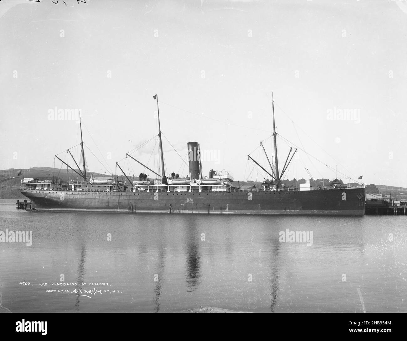 ÉTATS-UNISWarrimoo à Dunedin, studio de Muir & Moodie, studio de photographie, Nouvelle-Zélande, photographie en noir et blanc, Boat is Union Steam Ship Co's Warrimoo Banque D'Images