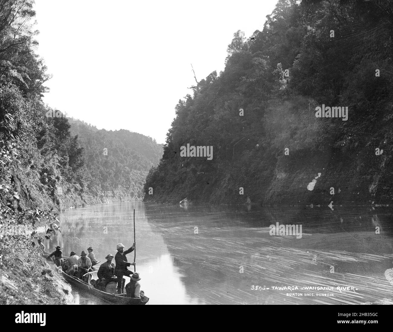 Tawaroa Wanganui River, studio Burton Brothers, studio de photographie, Nouvelle-Zélande, procédé de fabrication de plaques sèches en gélatine, Groupe d'hommes en canoë sur la rivière Whanganui.Ils sont près de la rive gauche Banque D'Images