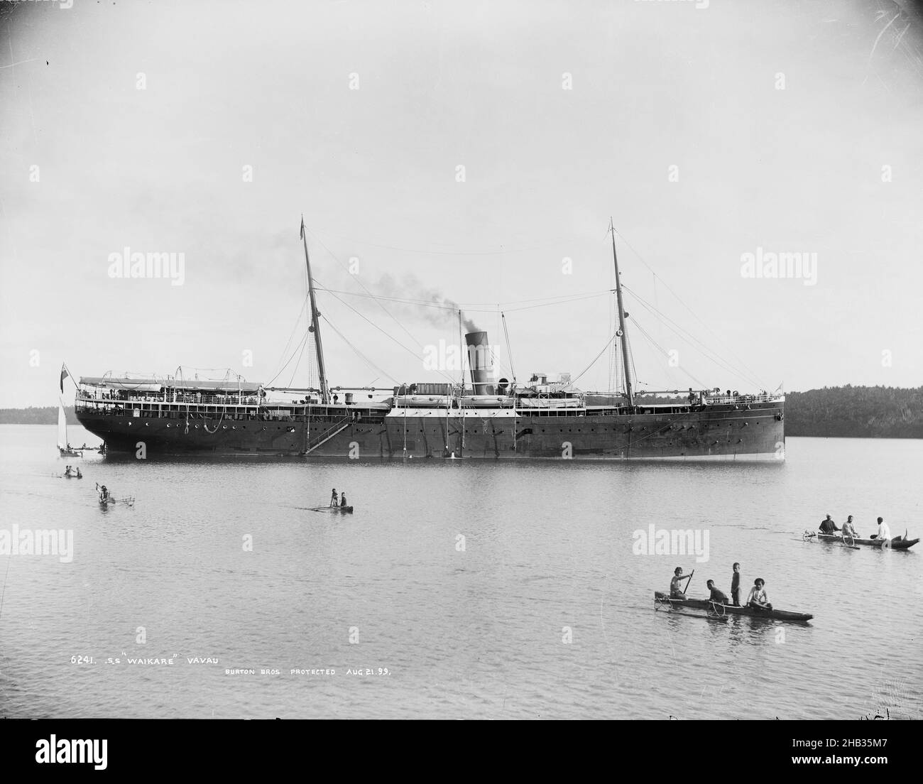 S.S. Waikare, Vavau, studio Burton Brothers, studio de photographie, Nouvelle-Zélande,Processus de plaque sèche en gélatine, grand navire avec entonnoir simple, et deux mâts de chaque côté, amarrés.Battant pavillon maritime de la Nouvelle-Zélande.À la poupe deux stabilisateurs, un à la voile.Cinq autres stabilisateurs sont en aviron, deux à l'avant-plan droit Banque D'Images