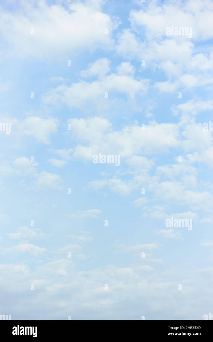 Ciel de printemps bleu clair avec des nuages, peut être utilisé comme arrière-plan Banque D'Images