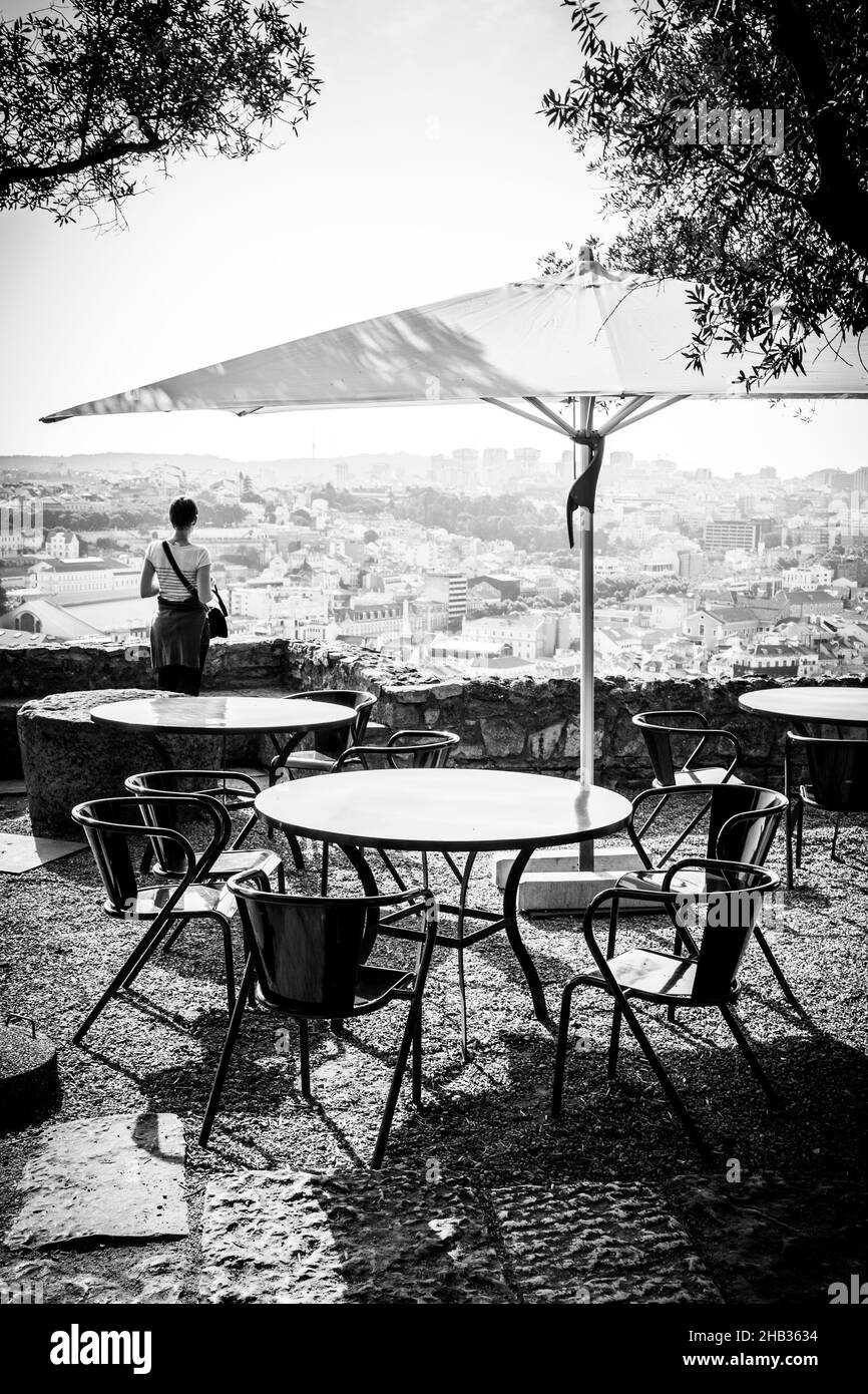 Café en plein air avec vue panoramique à Lisbonne, Portugal.Paysage urbain noir et blanc Banque D'Images