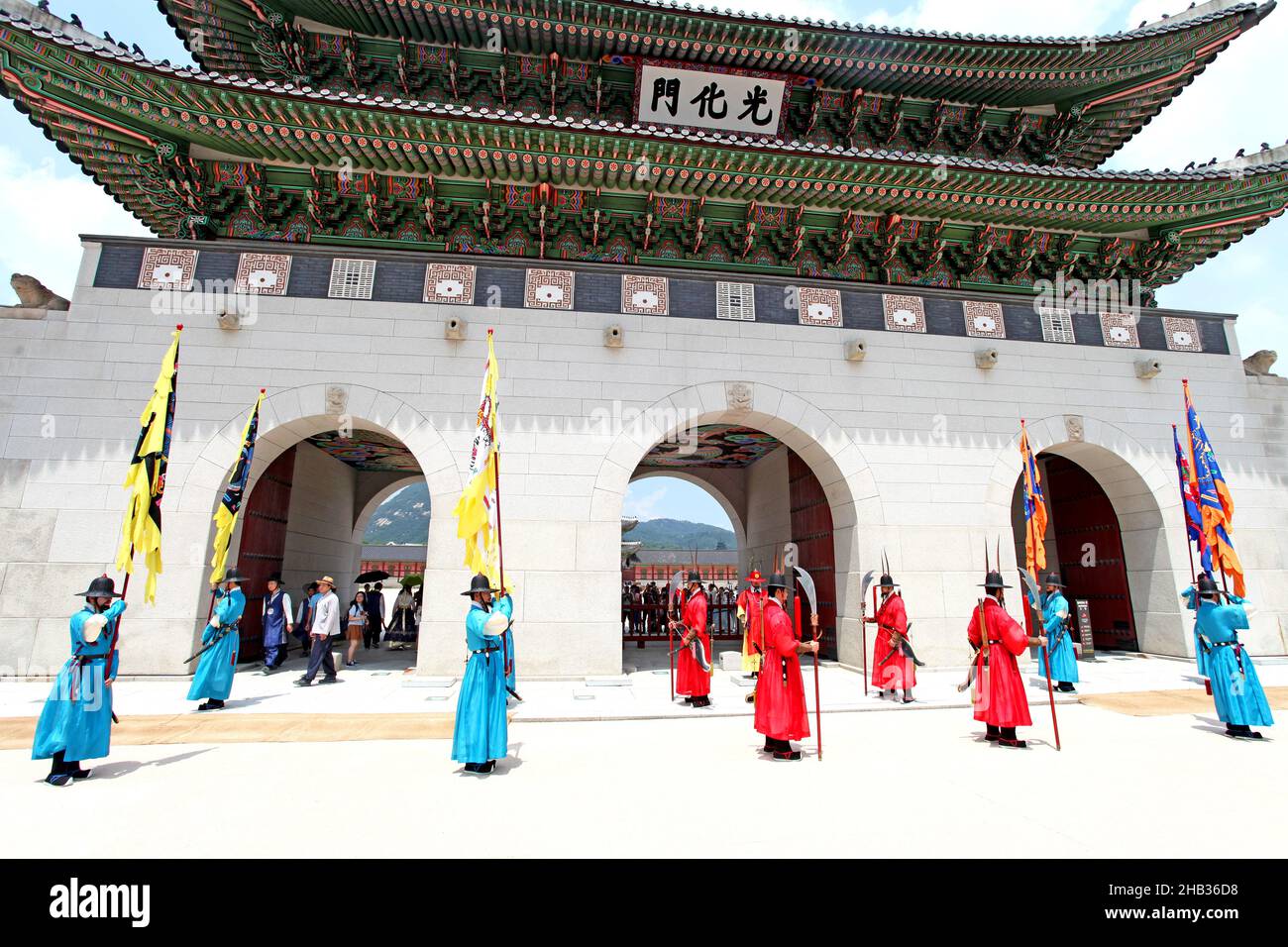 Cérémonie de la relève de la Garde royale à la porte de Gwanghwamun au