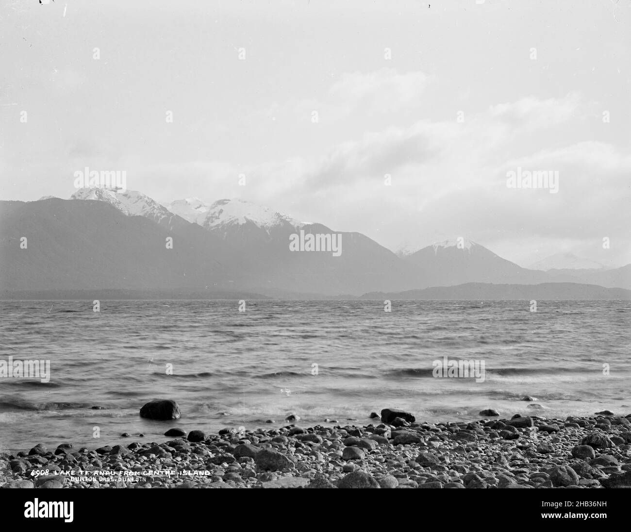 Lac te Anau de Center Island, studio Burton Brothers, studio de photographie, 1889, Dunedin,Photographie en noir et blanc, plaque centrale du panorama en trois parties Banque D'Images