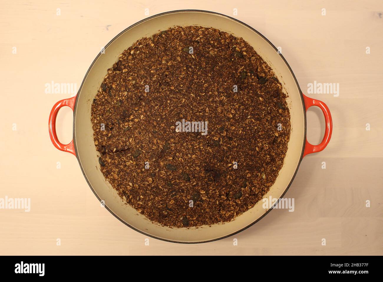 Gâteau d'avoine fait maison dans une grande casserole Banque D'Images