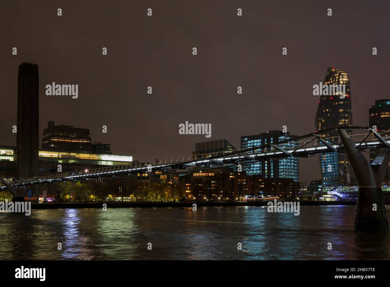 London Millennium Foodbridge, Tate Modern et One Blackfriars à Londres, Angleterre. Banque D'Images