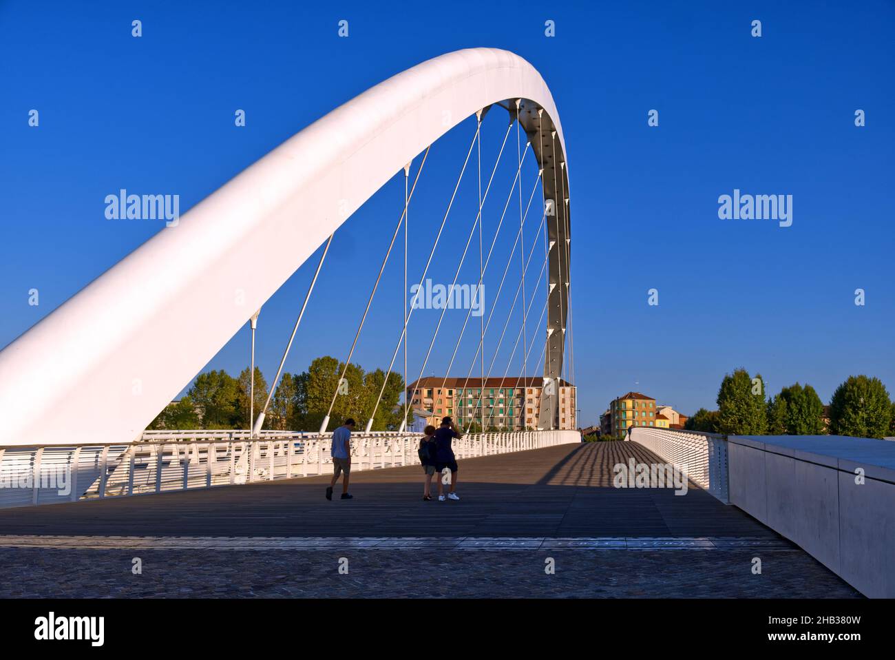 Alessandria, Italie - 26 août 2021 : le nouveau pont du quartier Cittadella réalisé par Richard Meier Banque D'Images