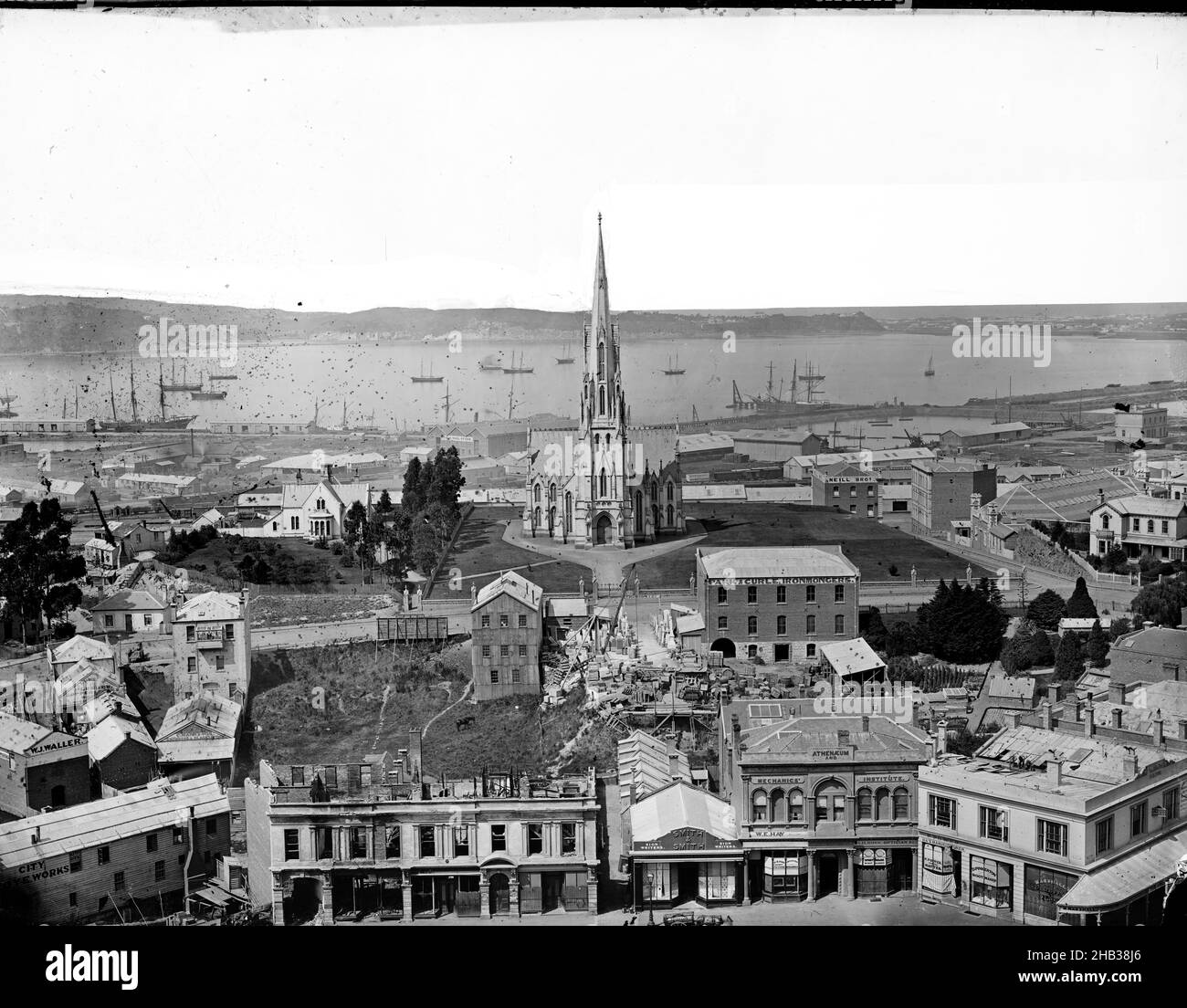 [Panorama Dunedin], studio Burton Brothers, studio de photographie, 1879, Dunedin,Photographie en noir et blanc, partie d'un panorama en dix pièces.Vue de l'Octagon en direction du sud-est, montrant Moray place et la première église presbytérienne au centre Banque D'Images