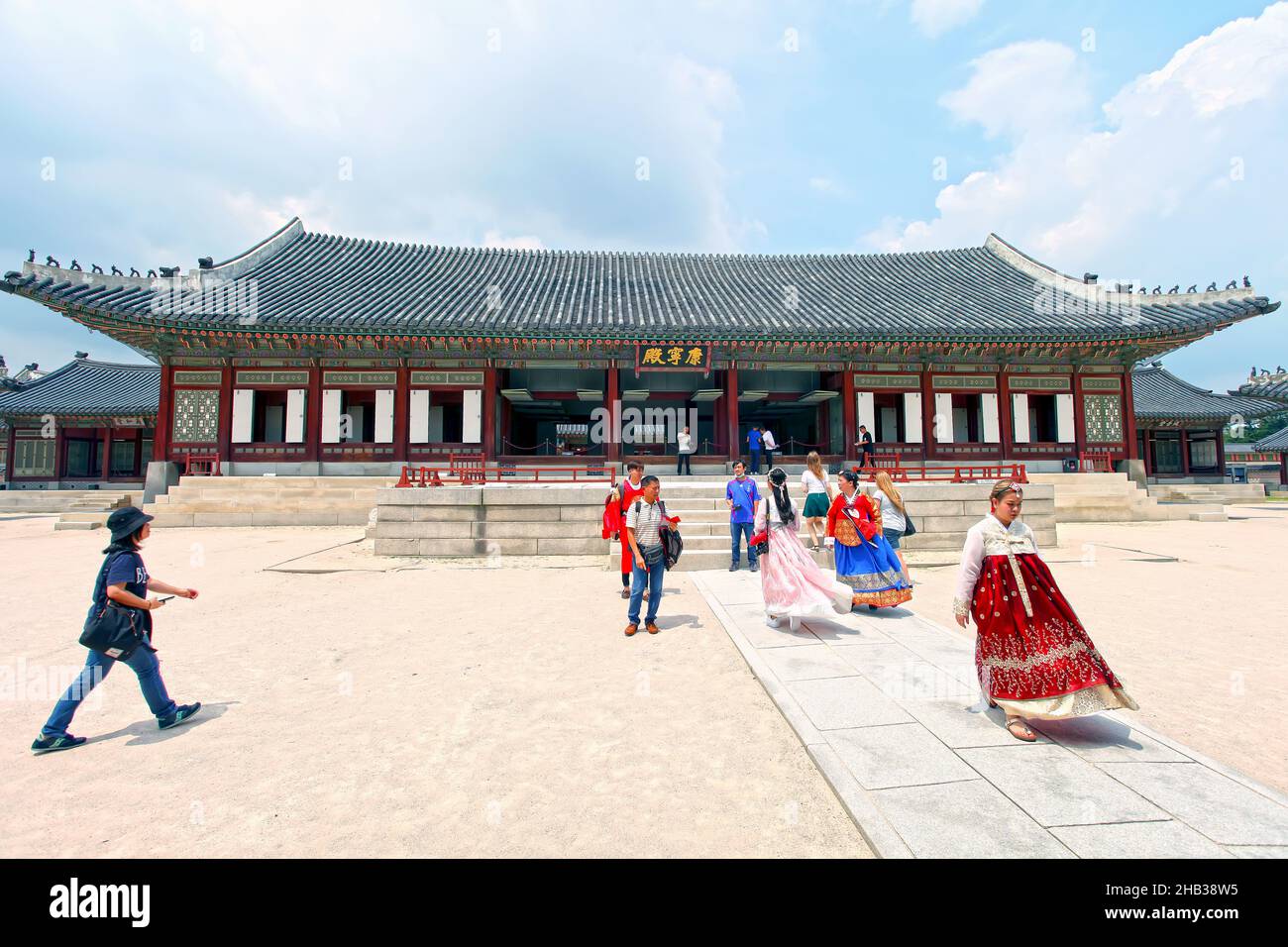 Visiteurs vêtus de costumes traditionnels Hanbok au Palais