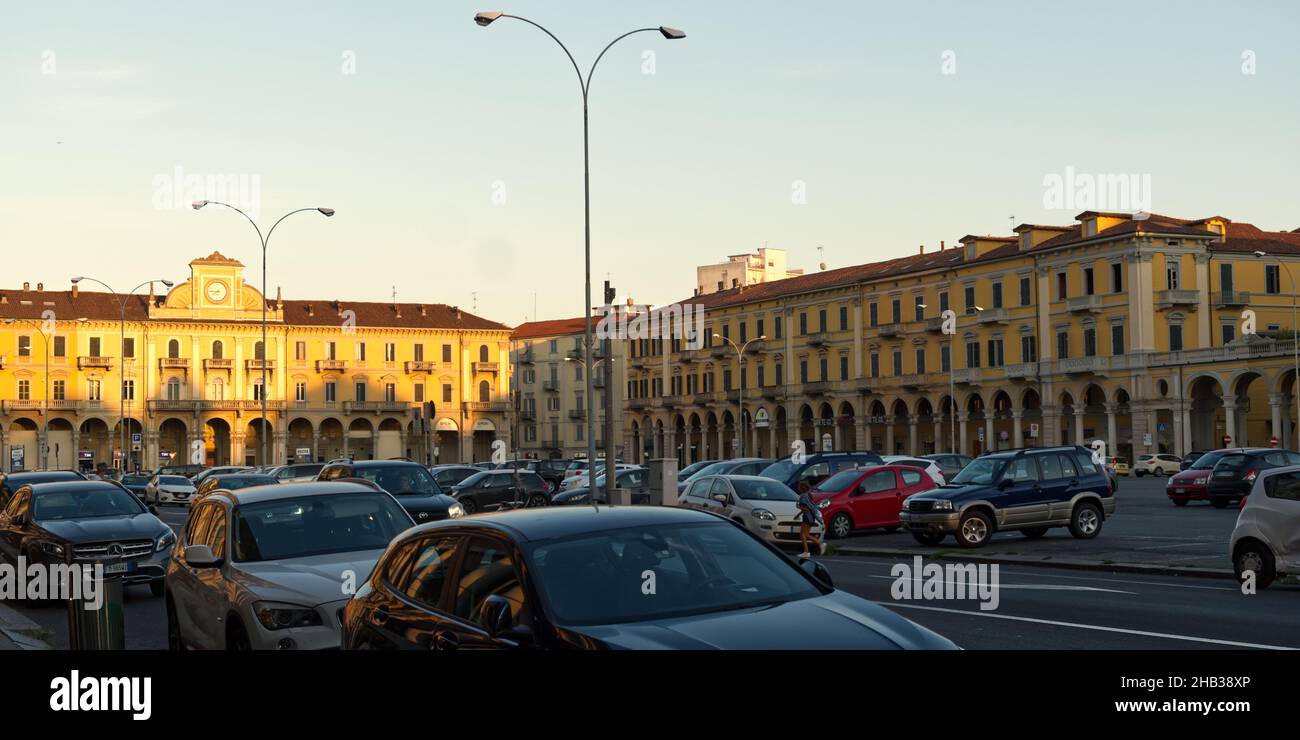 Alessandria, Italie - 26 août 2021 : paysage urbain panoramique de la place Garibaldi Banque D'Images