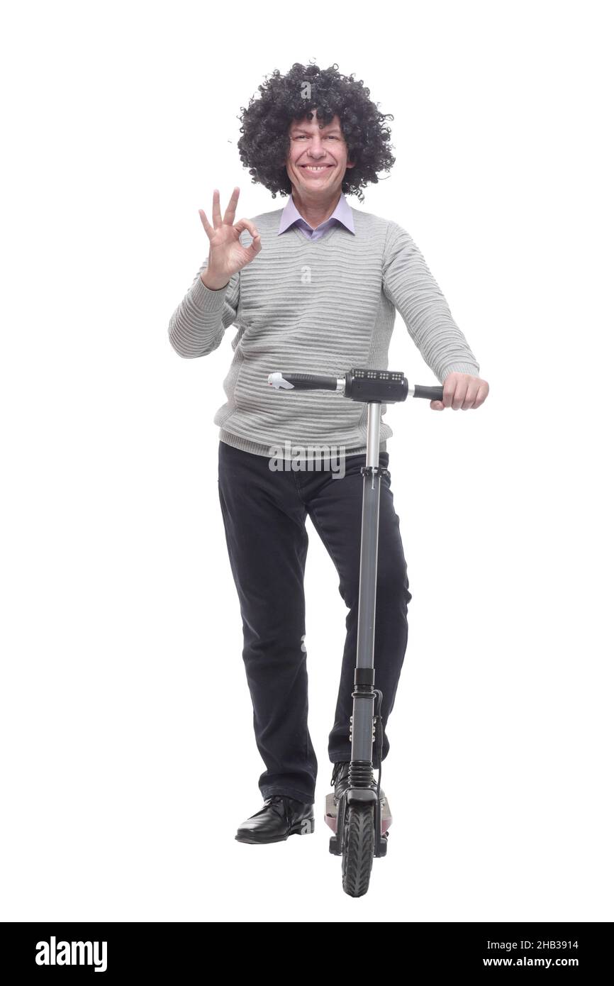 en pleine croissance. homme joyeux avec un scooter électrique. Banque D'Images